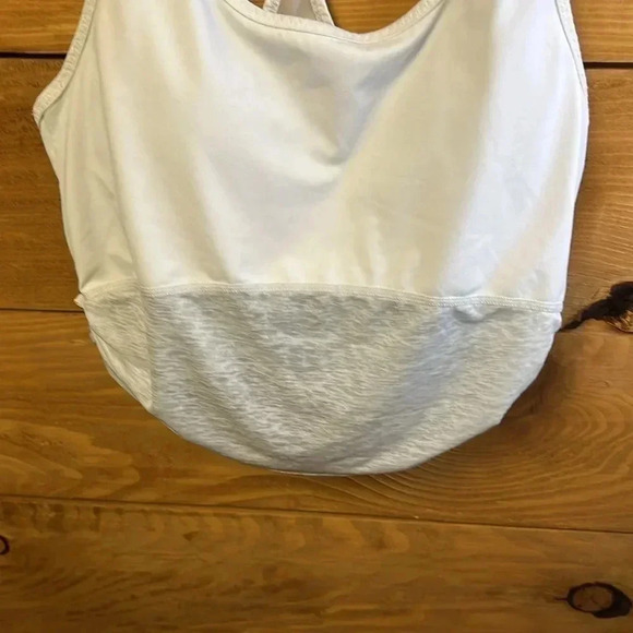 FABLETICS MEDIUM/LARGE (16inch pit) WHITE CROPPED ATHLETIC SHIRT - Picture 4 of 9